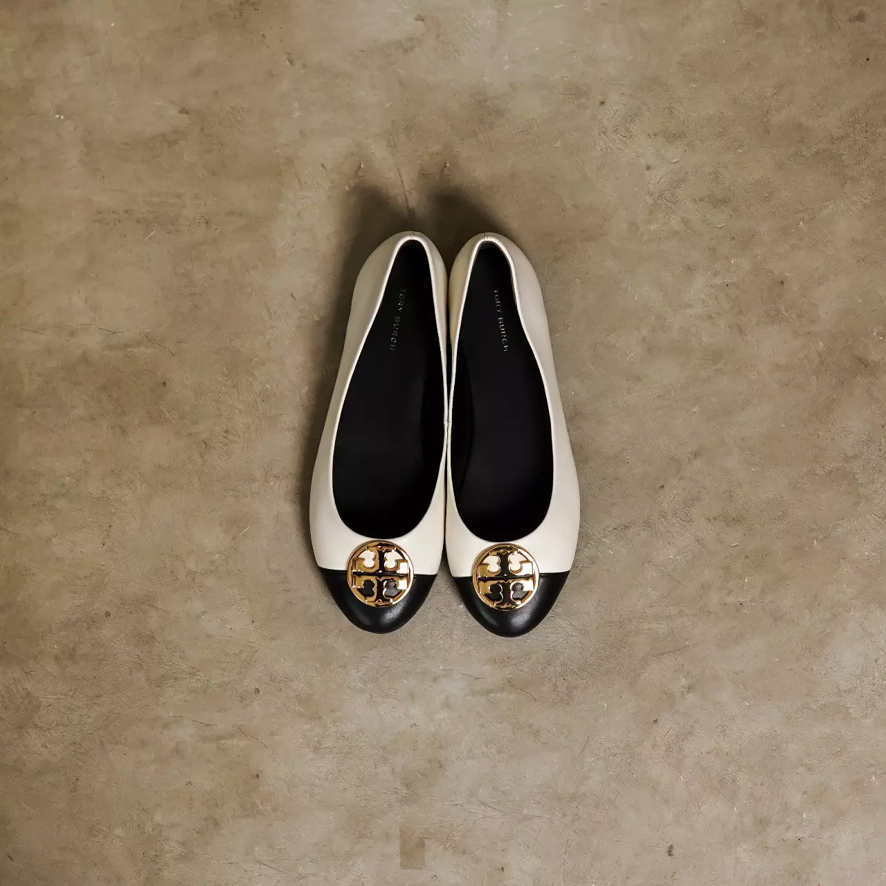 Sepatu TORY BURCH GHW LOGO HALF BLACK WHITE FLAT SHOES 100% ORIGINAL
