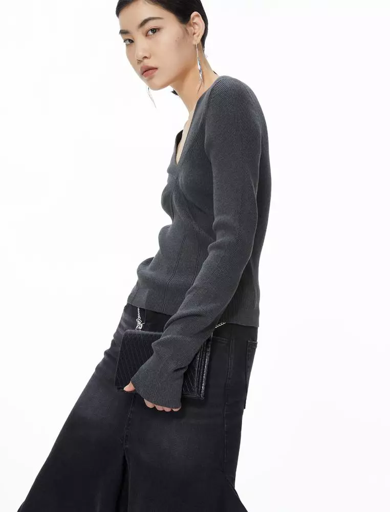 Long-sleeved pullover sweater