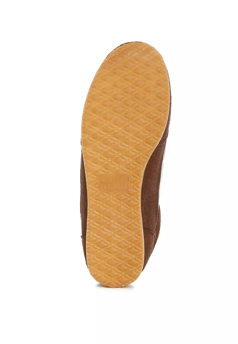 Sepatu kets berbahan mikrofiber dan jaring berwarna coklat