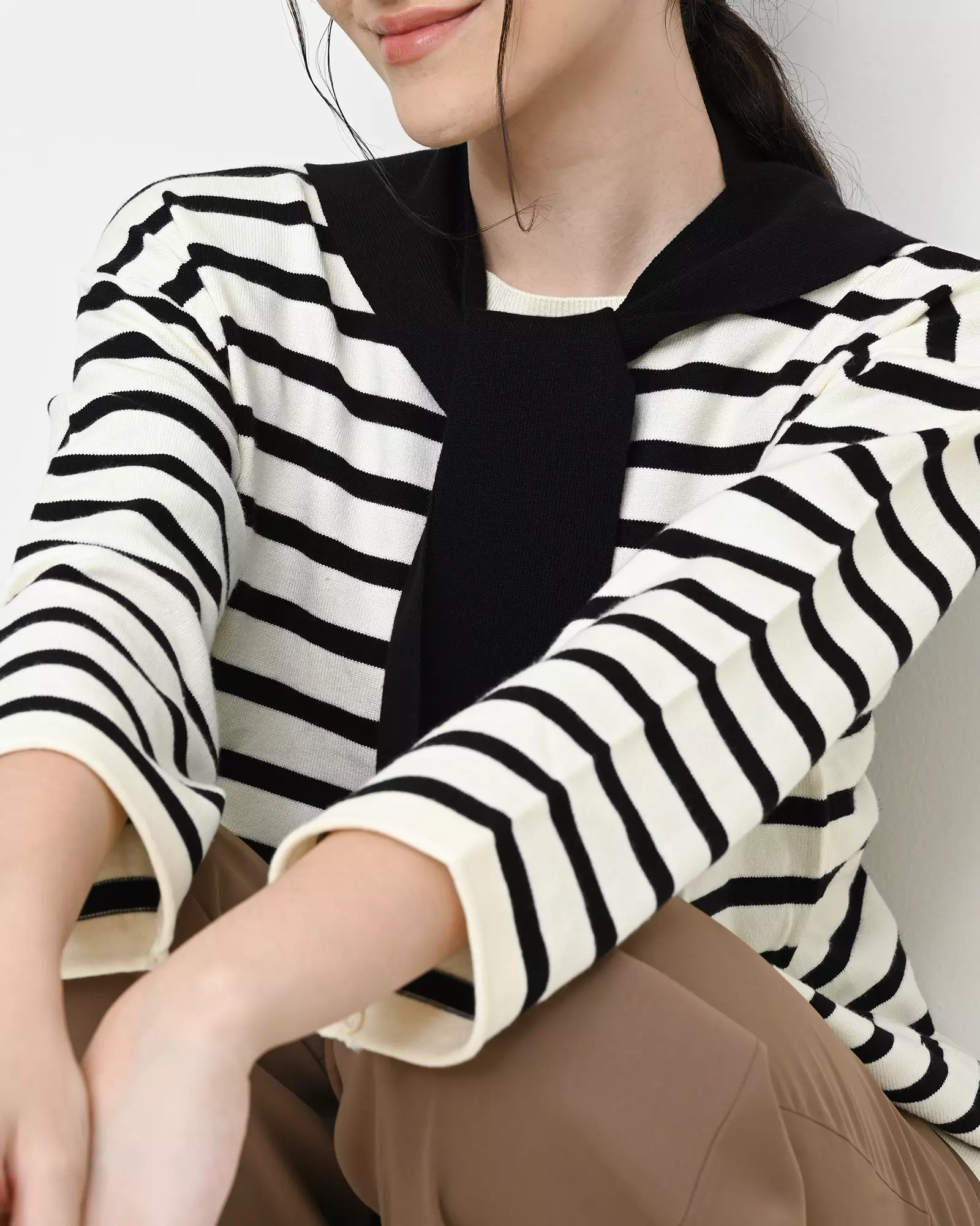 Geulis.id LILI STRIPES KNIT SWEATSHIRT - Black