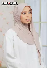 Yalangoch erkaklar sumkalarni reklama qilishadi