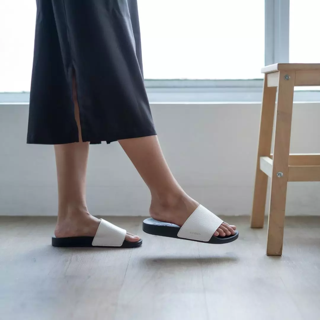 Cogen Sandal Slip on Sendal Kulit Pria White Putih