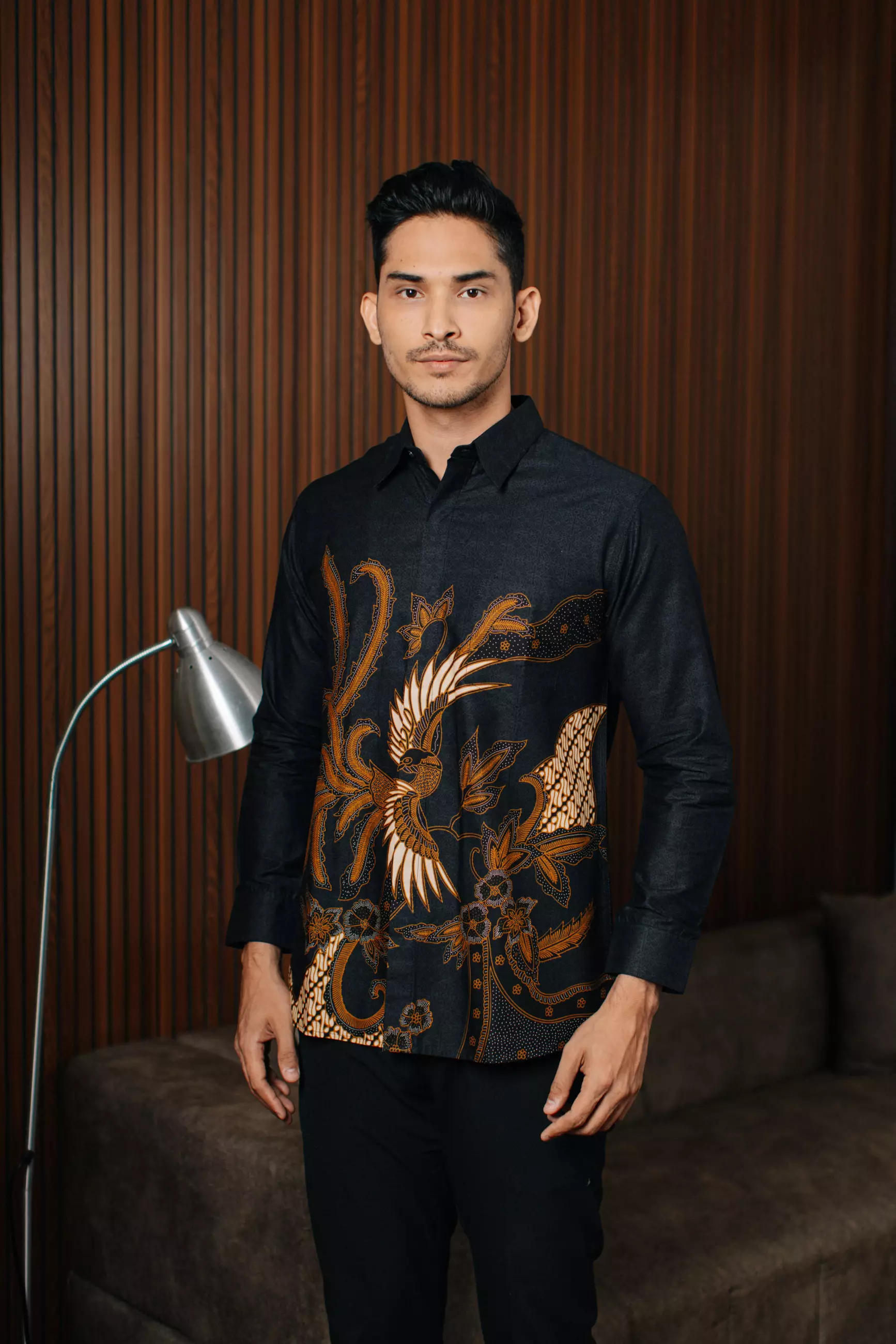 Adyatma Dewangga Black Kemeja Batik Slim Fit Pria Lengan Panjang Katun