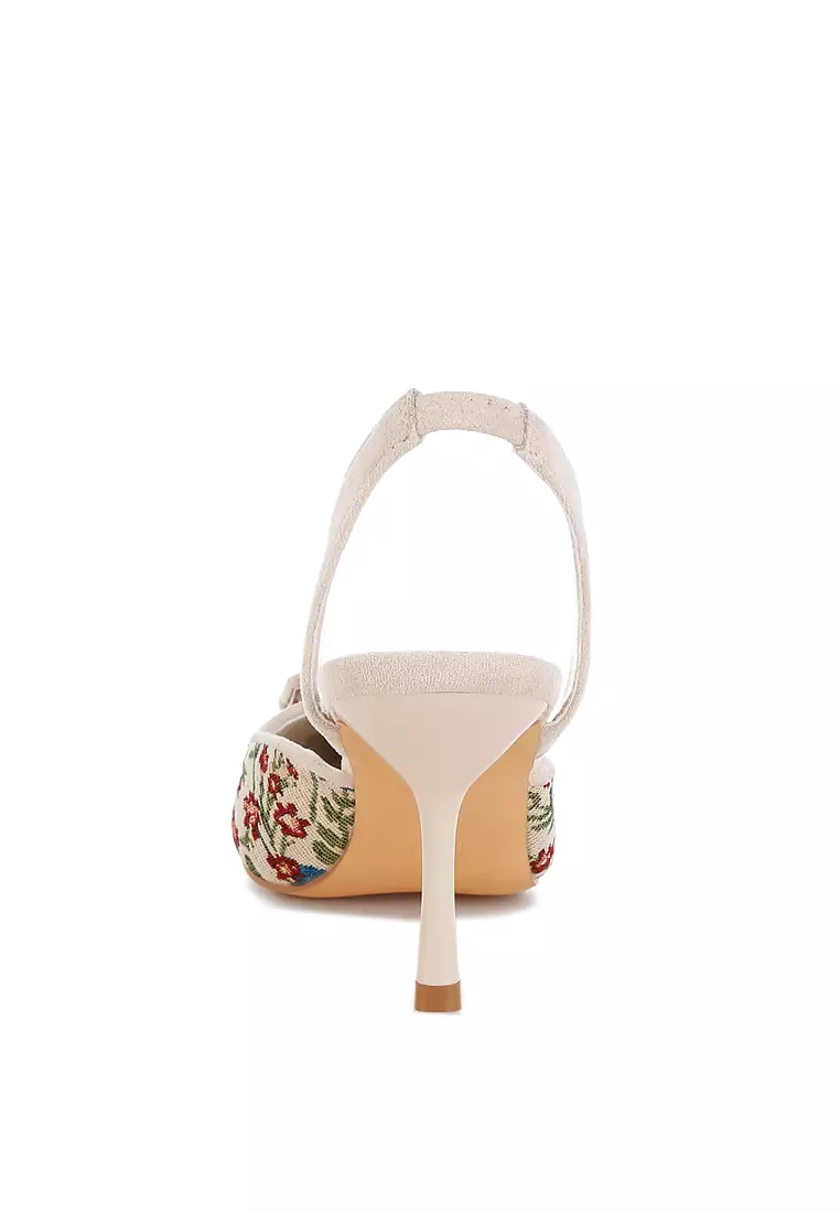 Sepatu hak stiletto dengan detail gesper bordir warna krem