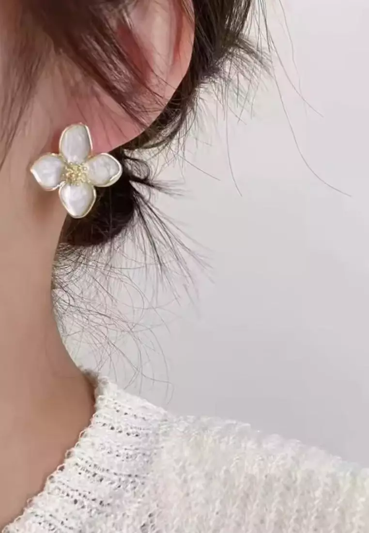 Zalora Special Set : La Niçoise Ladies Quartz Watch, White Dial + Flower Earrings