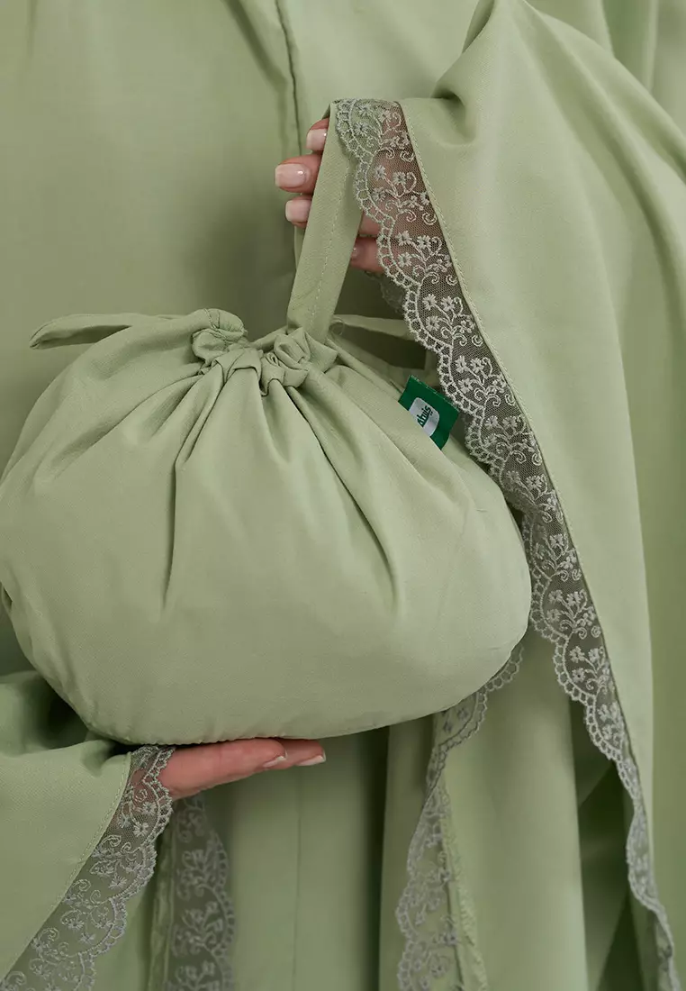 Dzafina Elvaretta Mukena