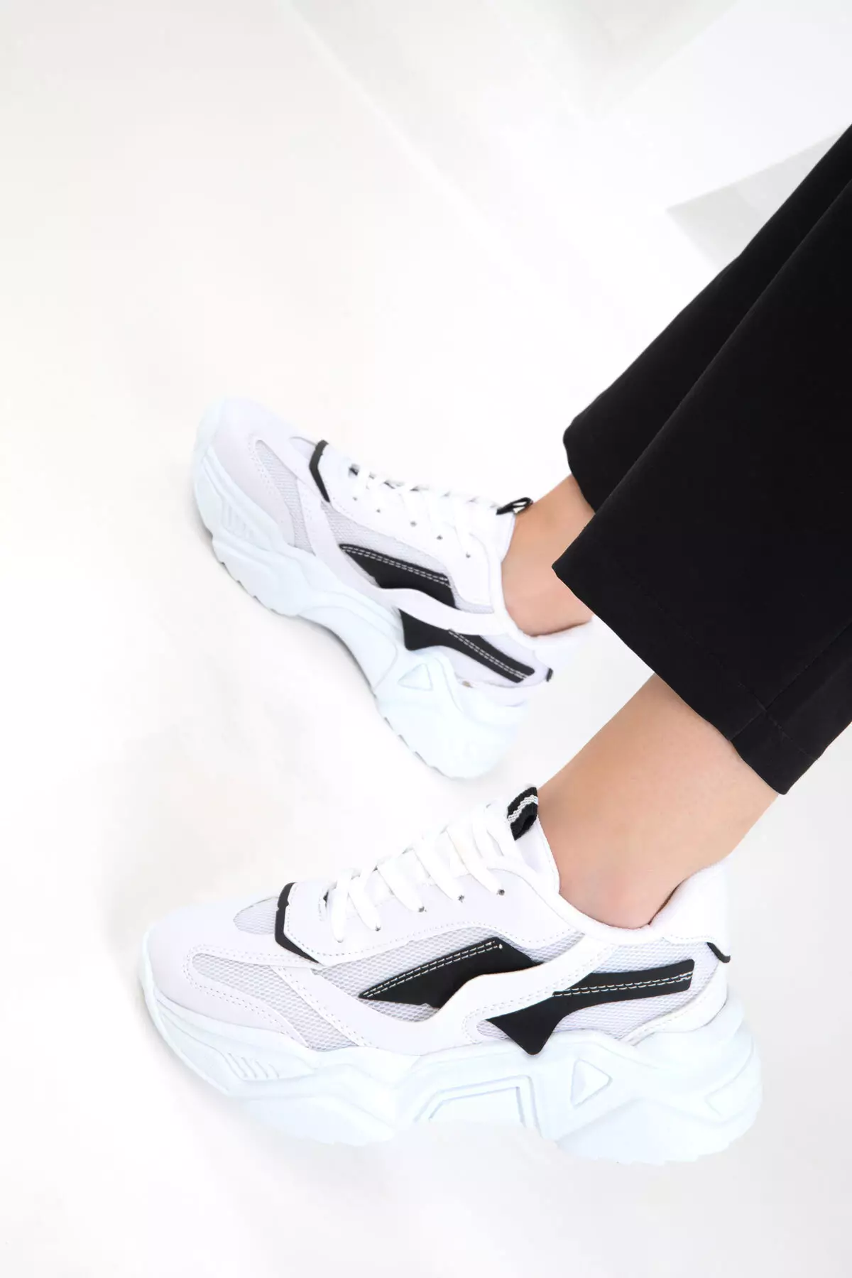 White-Black Women's Sneaker 20609
