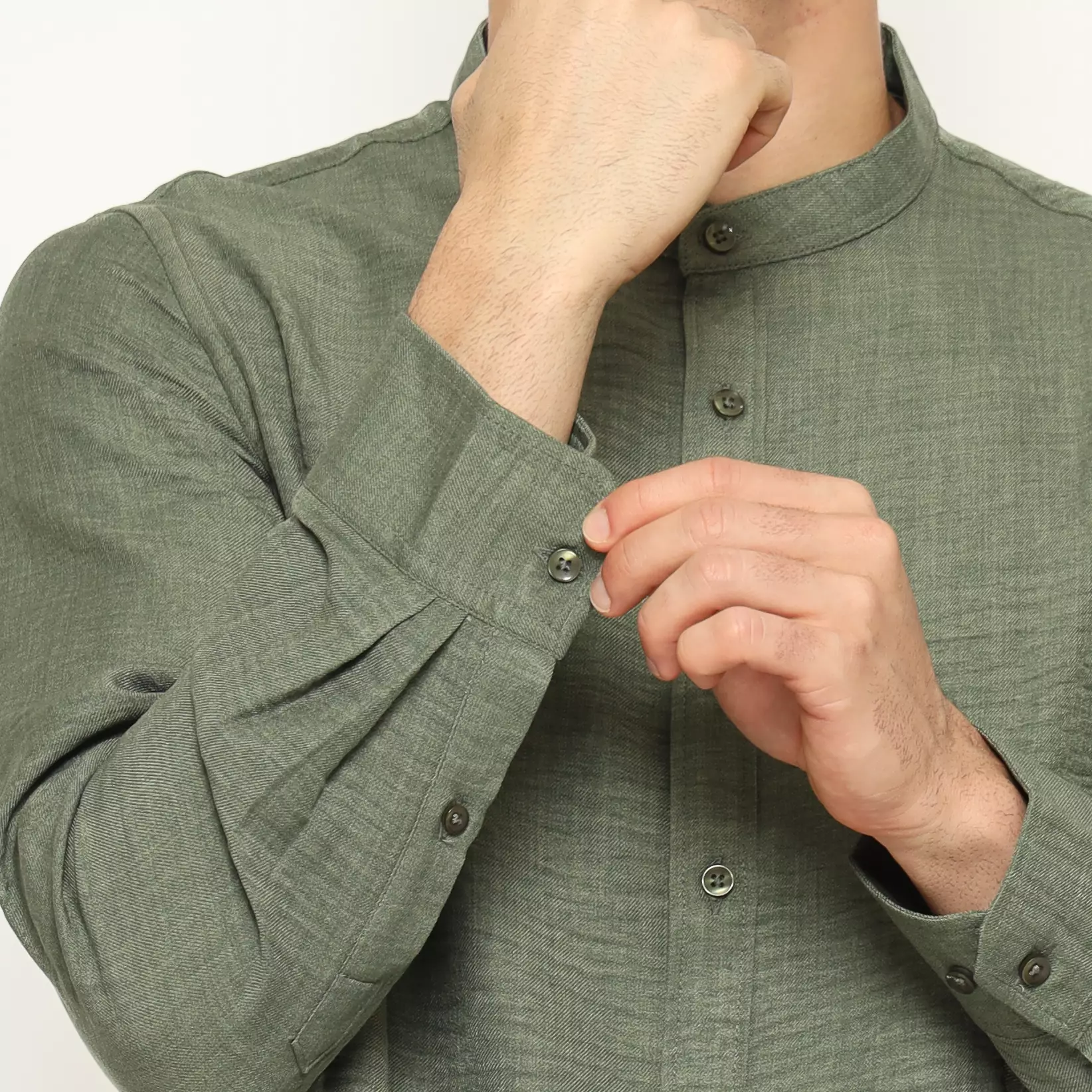 Lawell Baju Koko Pria Polos Lengan Panjang Slim Fit Warna Army | ESPRIT