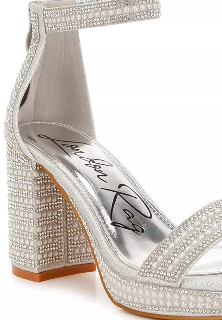 Sandal Berlian Imitasi Dan Hiasan Mutiara dalam Warna Perak