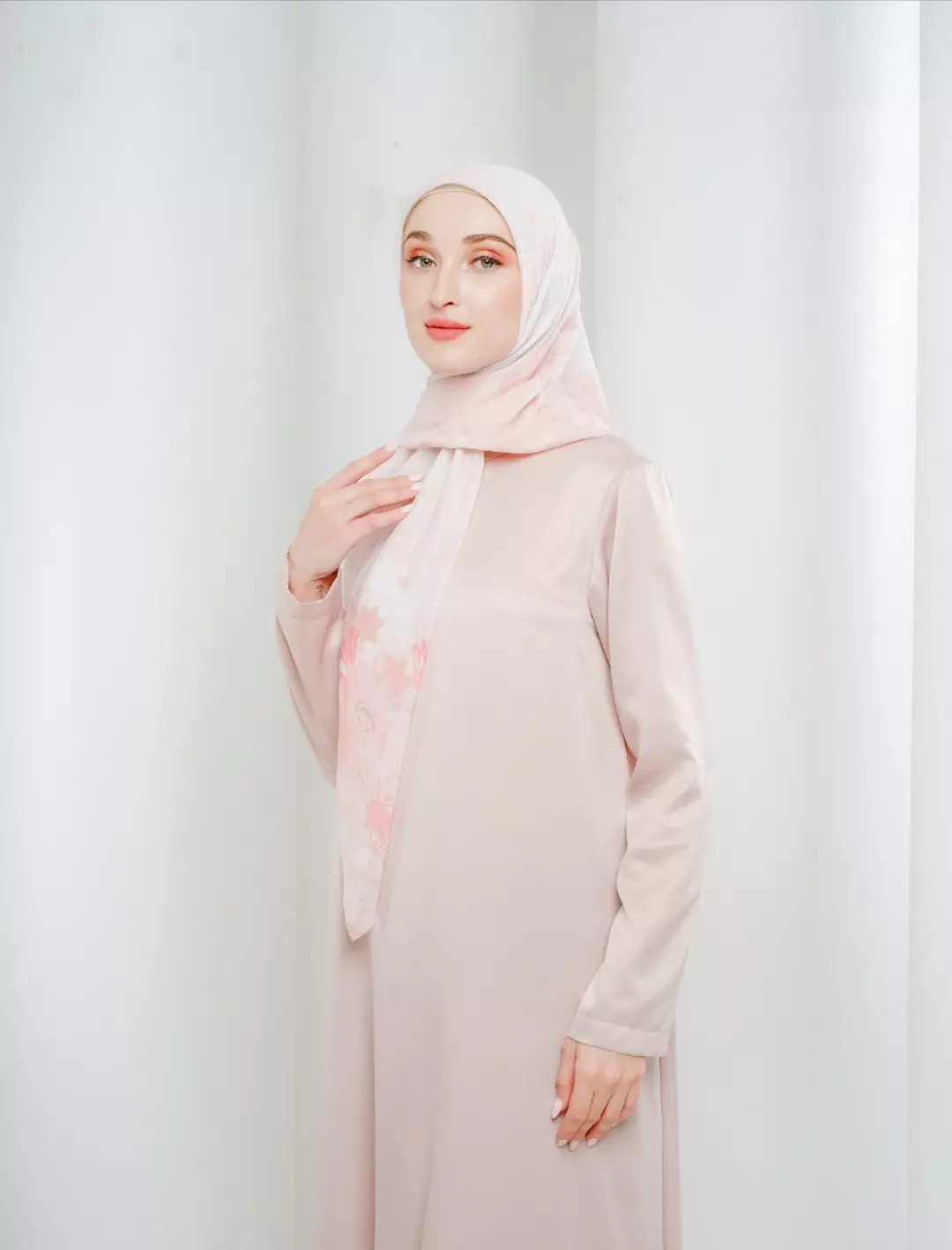 Percy Printed Scarf Light Peach | Hijab Kerudung Segi Empat Motif