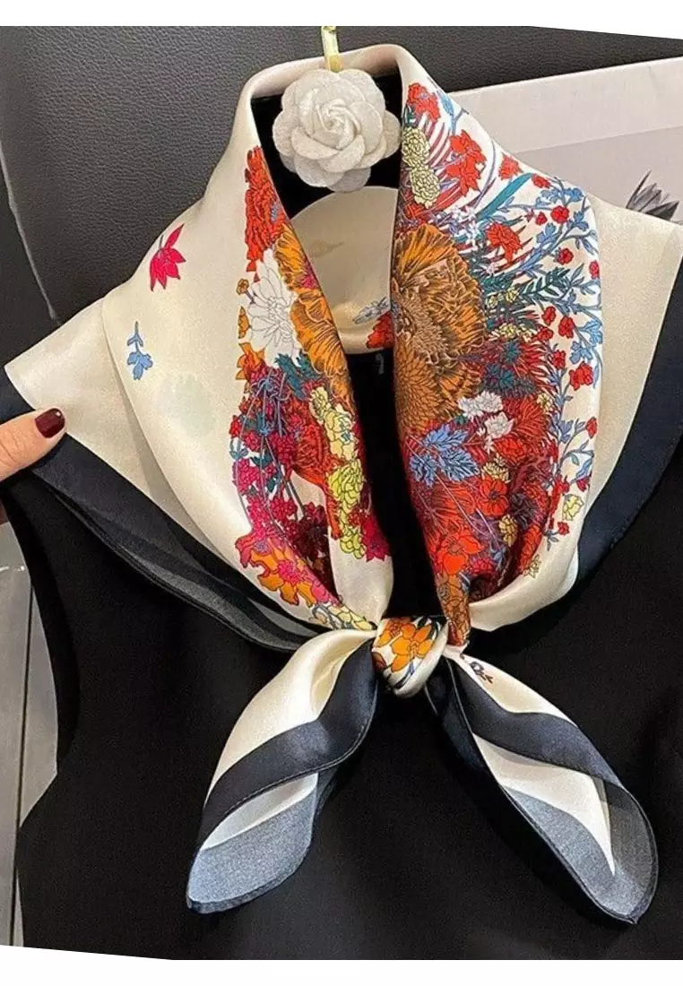 Aksesoris Scarf Floral Horse Print Motif Silky Square Satin Scarf Segi Empat Ukuran Kecil White & Multi