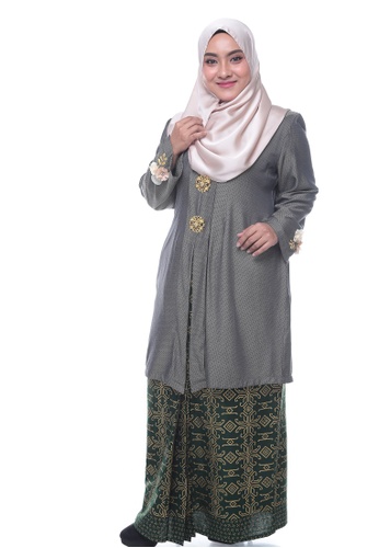 Nayli Plus Size Dark Green Kebaya Labuh from Nayli in Green and Gold