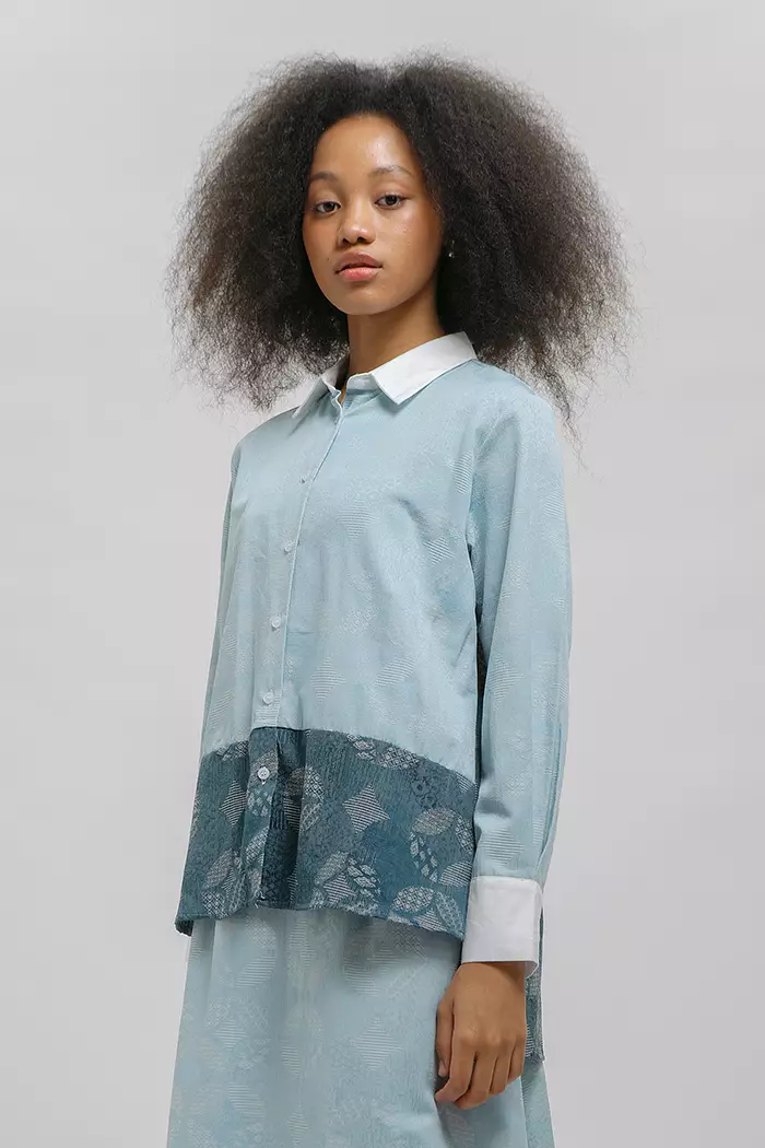 COTTONINK - Atasan Kemeja Wanita Binar Kawung Biru Muda#Archipelago2025