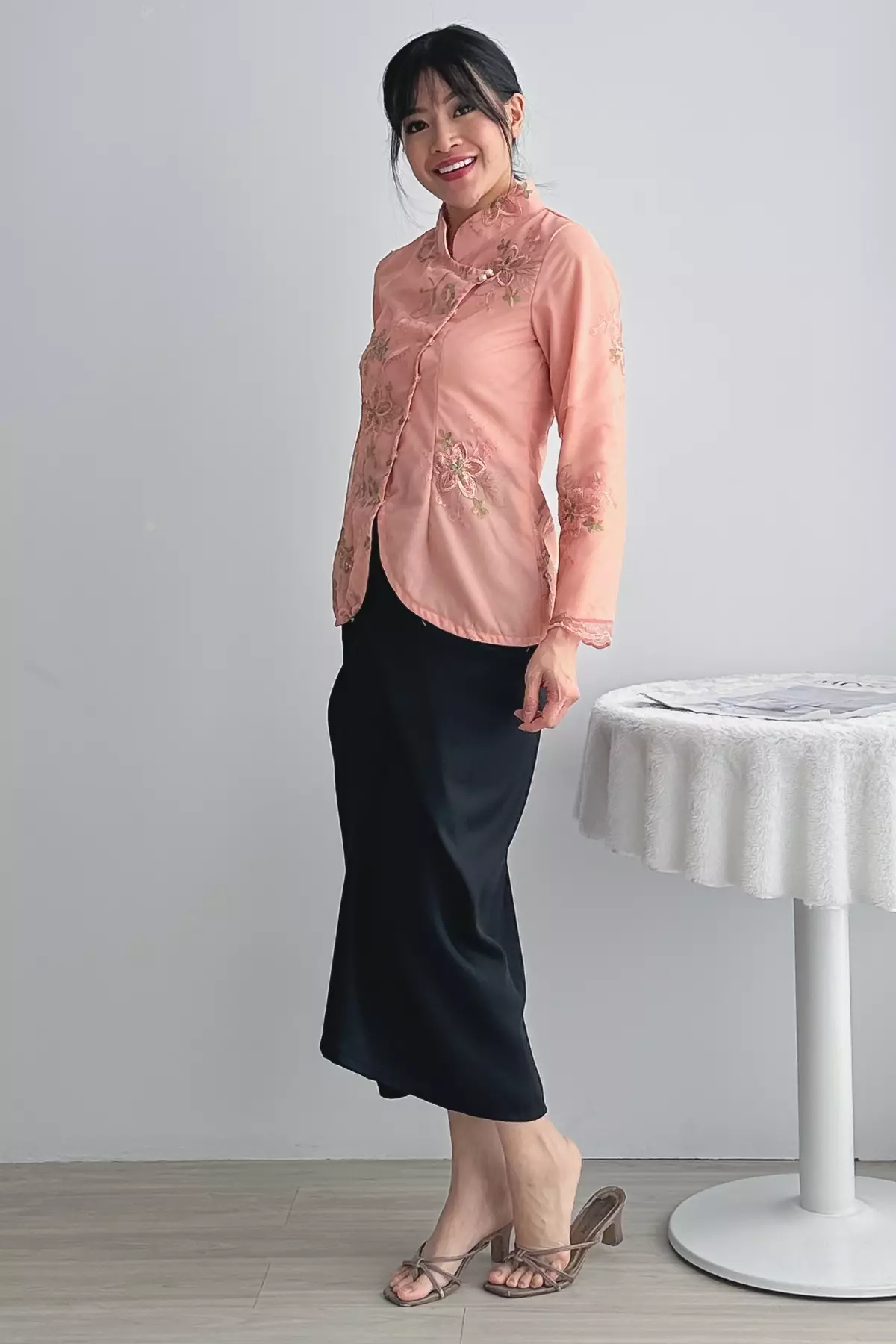 Jeng Dipha Brukat Jingga Kebaya Janggan