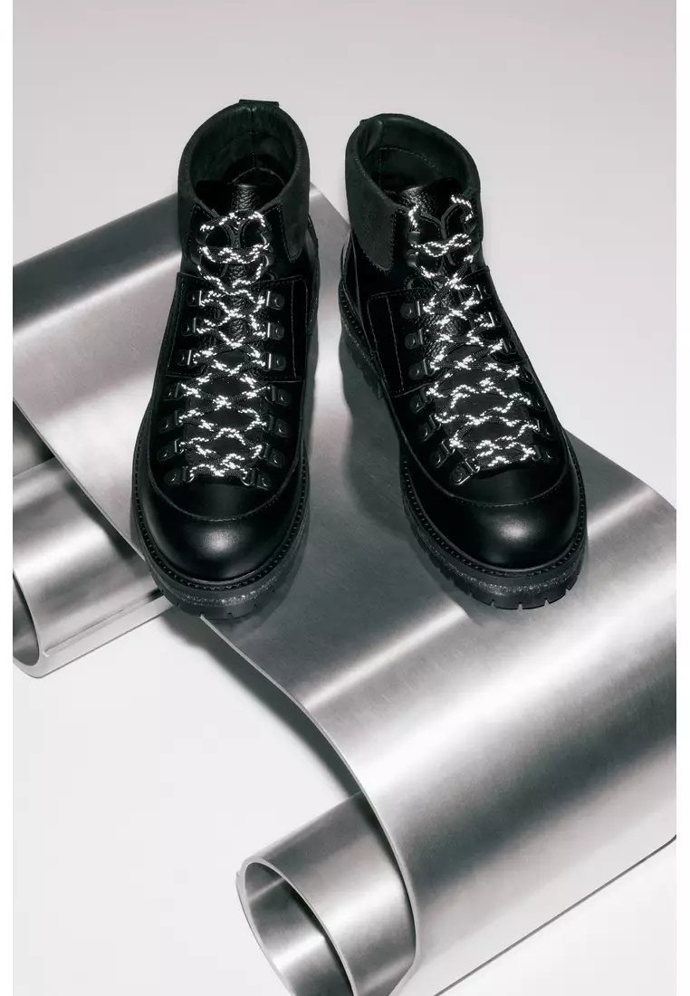 LEATHER HIKING BOOTS