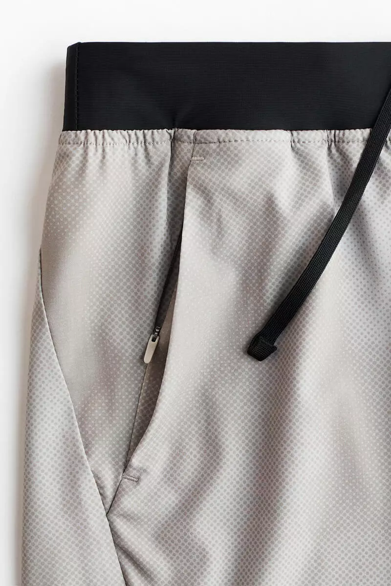 Mid-length sports shorts with DryMove™