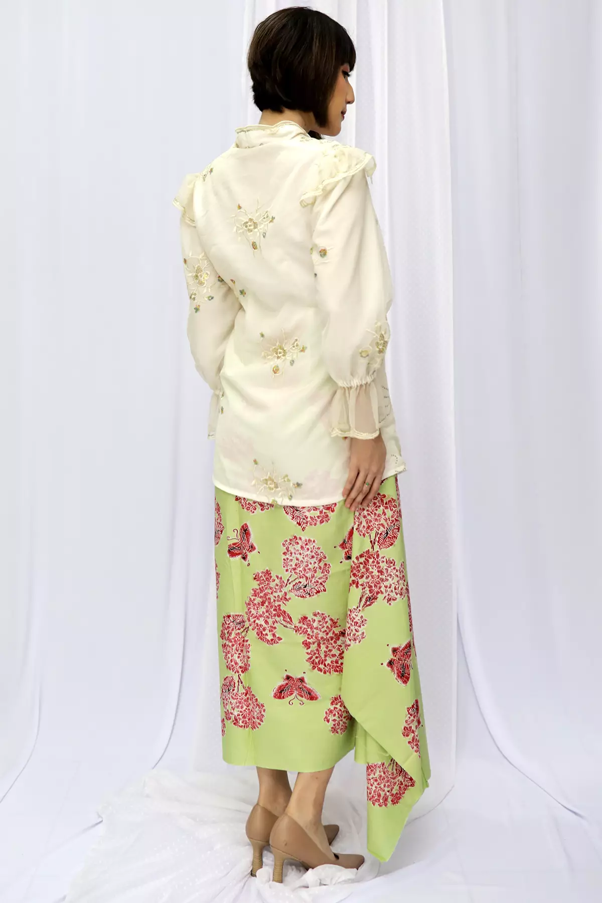 Arawinda Pualam Raya Brokat Putih Kebaya