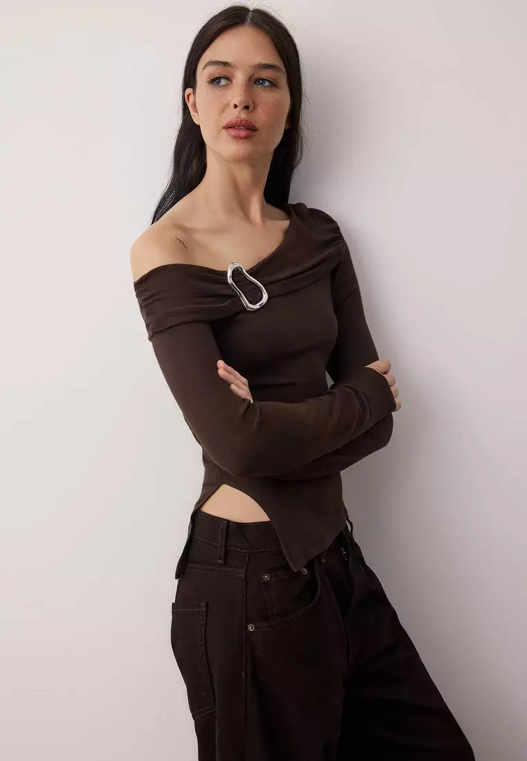 Asymmetric Collar Accessory Detailed Fitted Open Shoulder Knitted Blouse