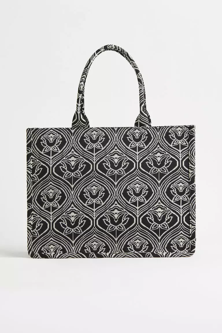 Chic Carryalls Explore H&M’s Trendsetting Handbag Collection