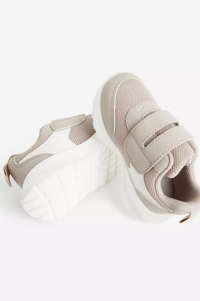 Lightweight-sole trainers