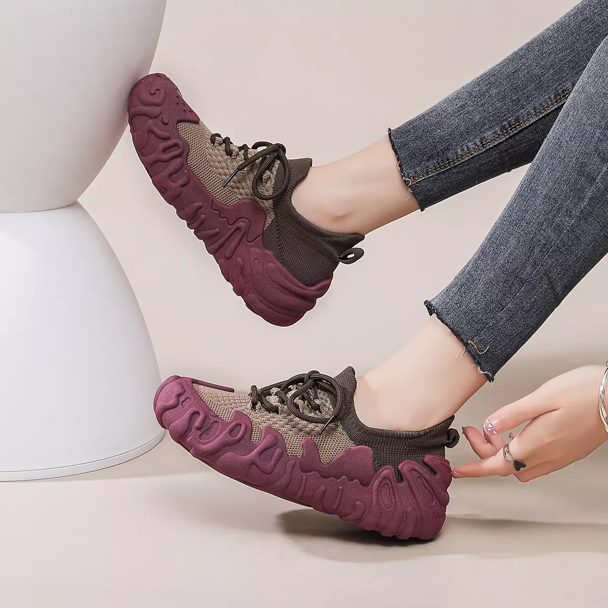 Sepatu Sneakers Merah Wanita | Sporty, Fashionable, & Nyaman