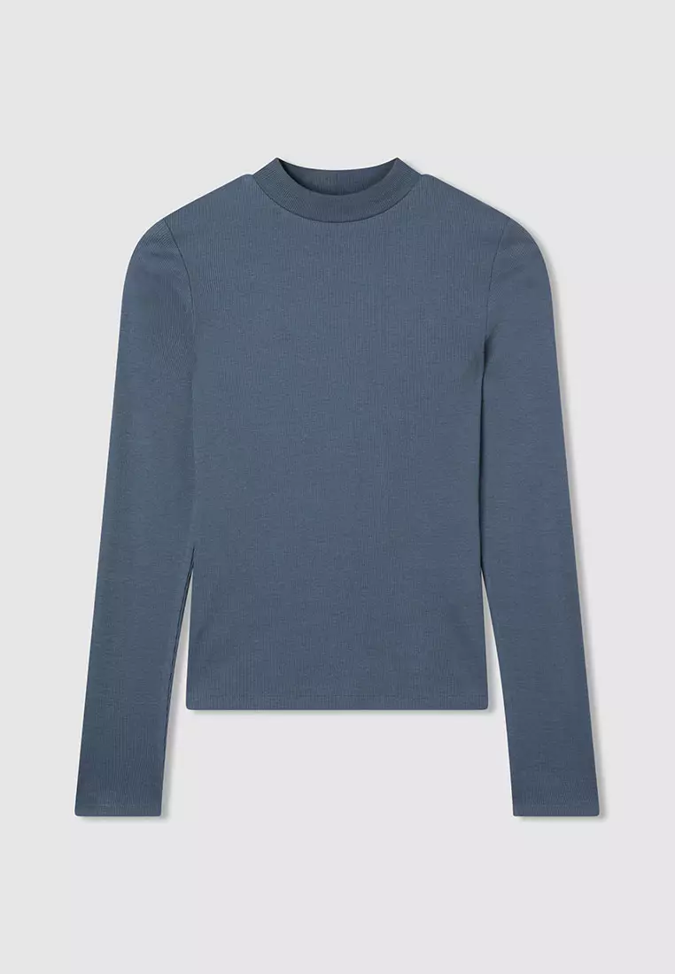 Woman Long-Sleeved T-Shirt