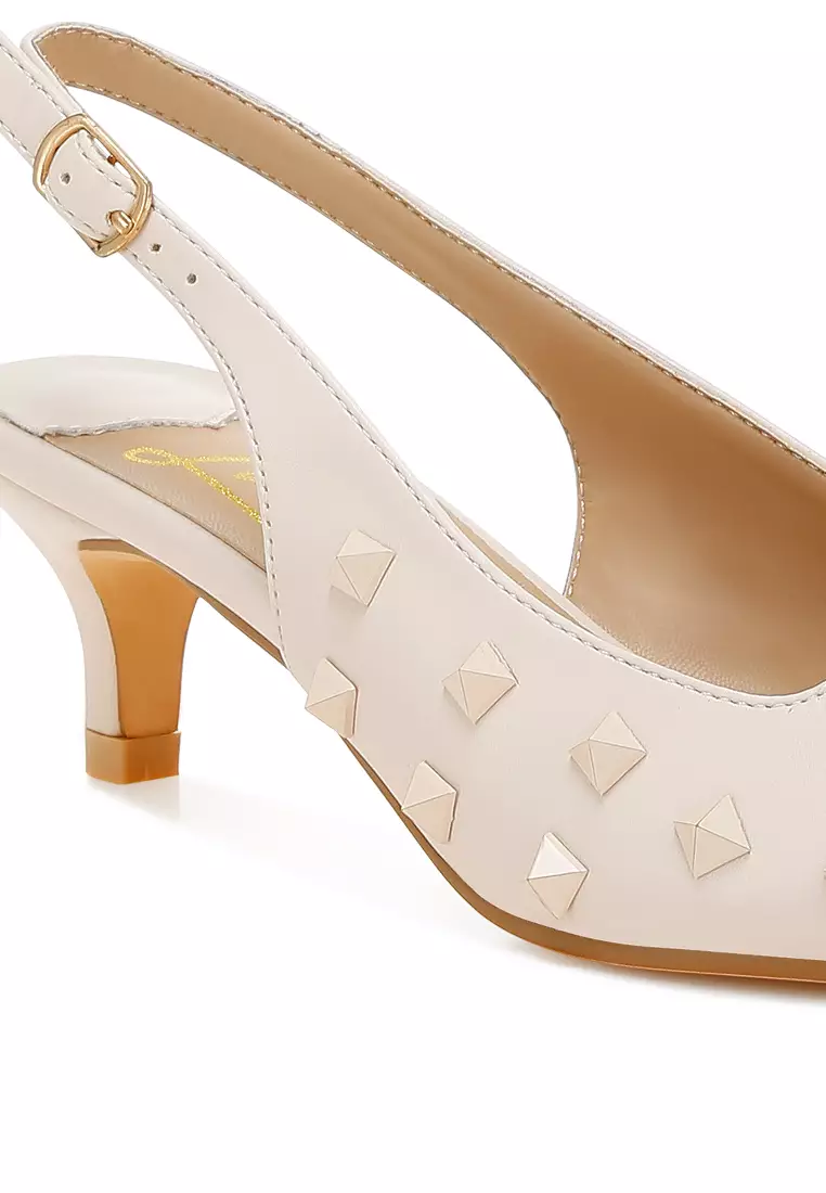 Sepatu hak anak kucing berhias stud warna krem