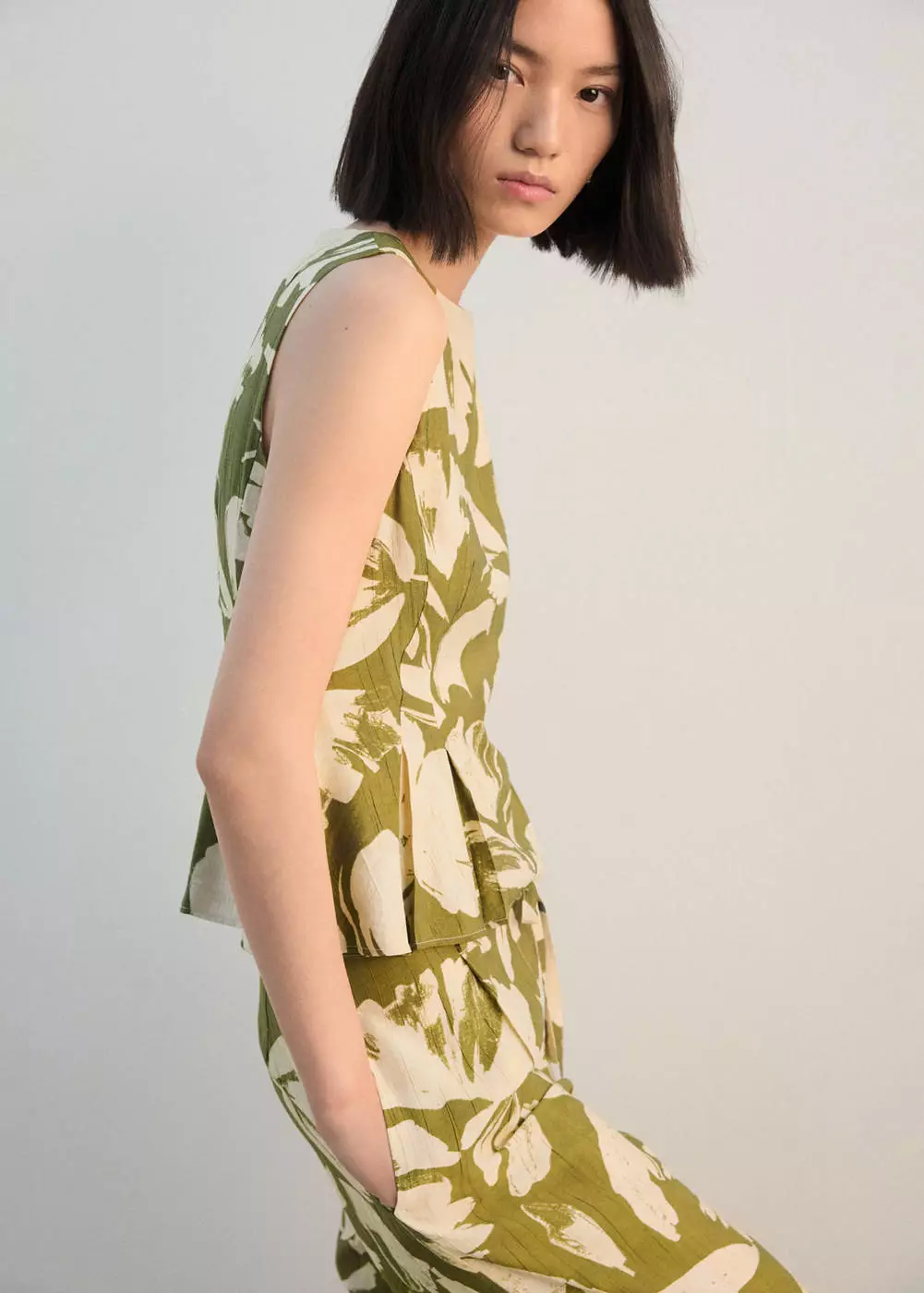 Atasan peplum dengan detail lipit