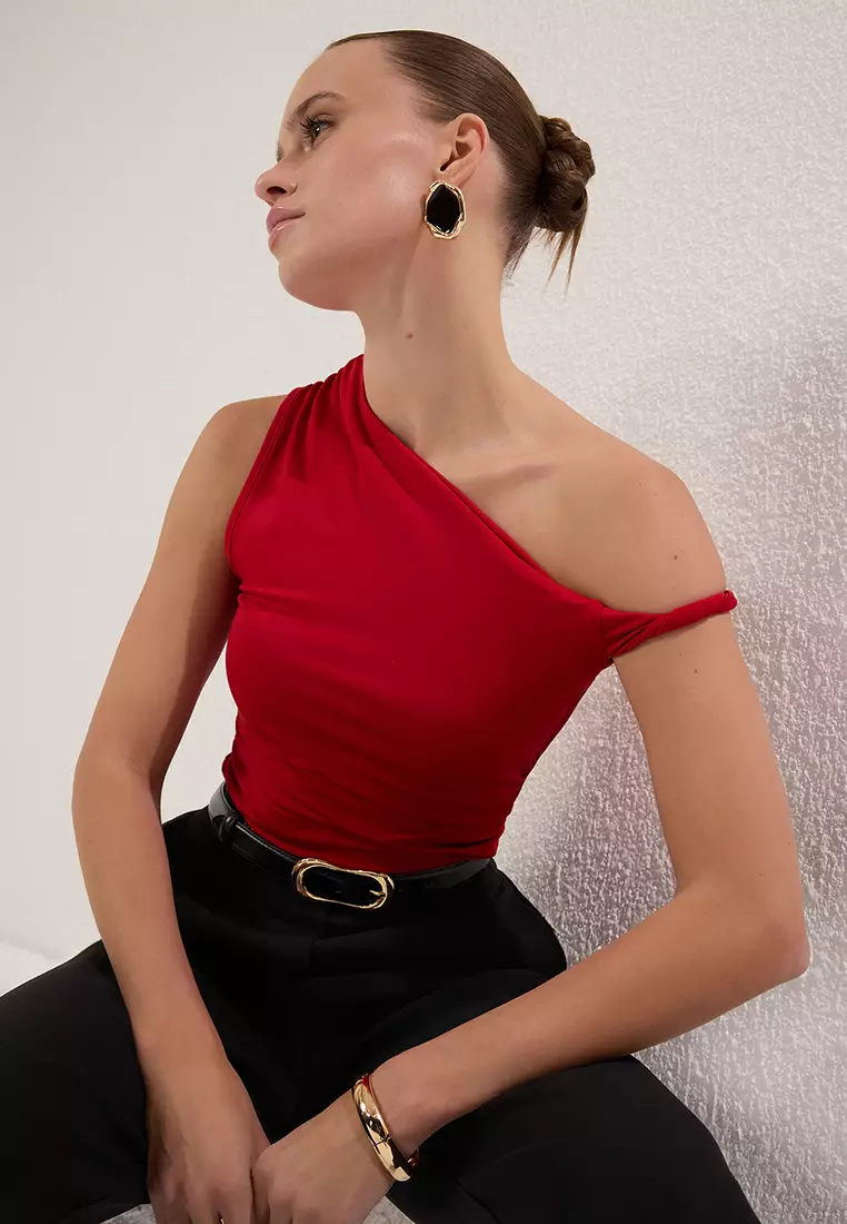 Red Asymmetric Collar with Gather/Drape Detail Fitted Knitted Blouse TWOSS25BZ00279