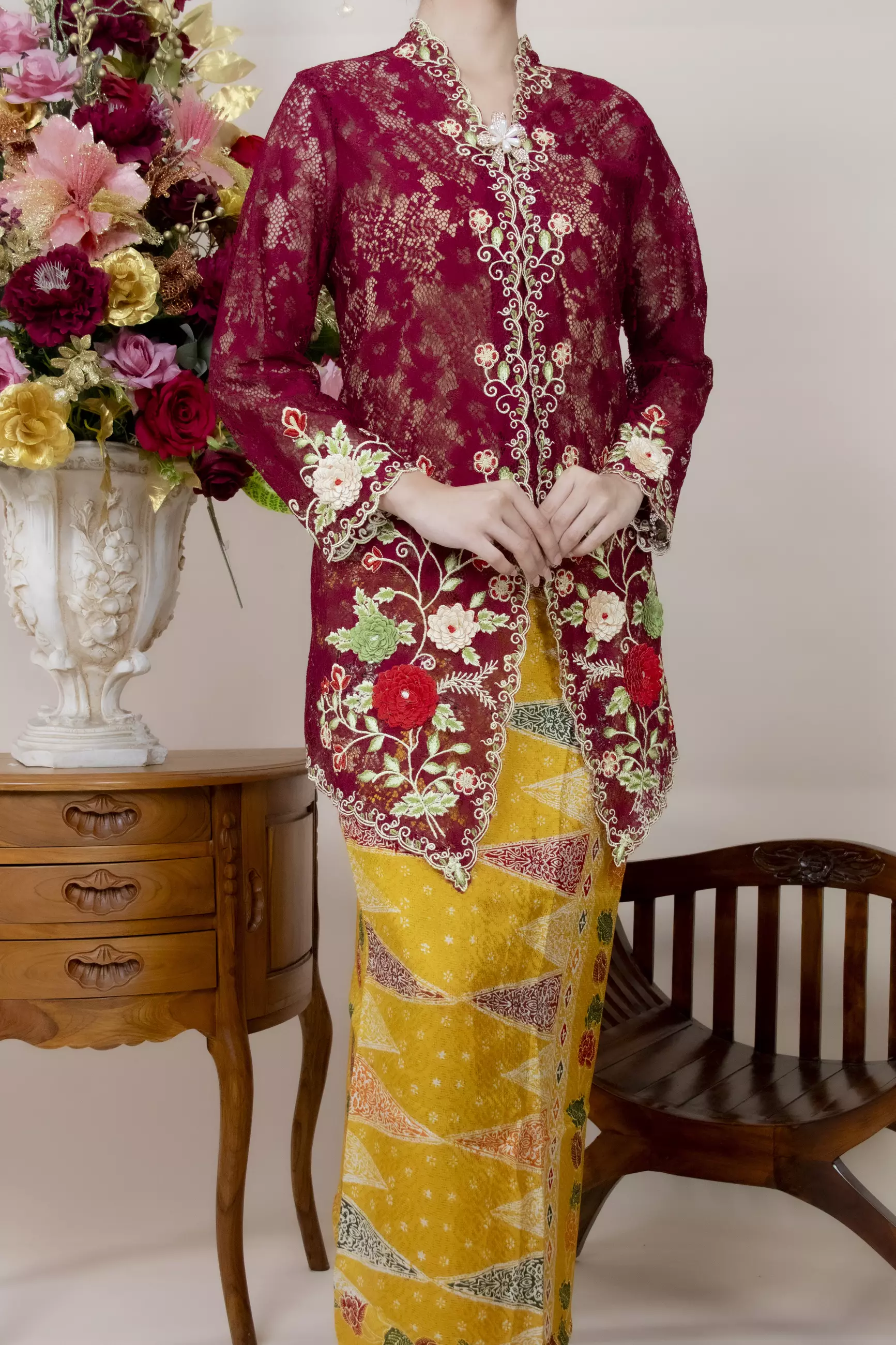 Kebaya Panjang Roses 3 Dimensi Lace in Maroon