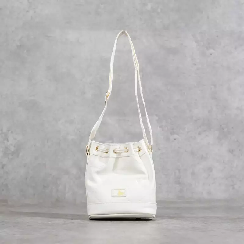 Jual MLB Tas MLB NY METAL MONOGRAM EMBOSSED CREAM LEATHER BUCKET