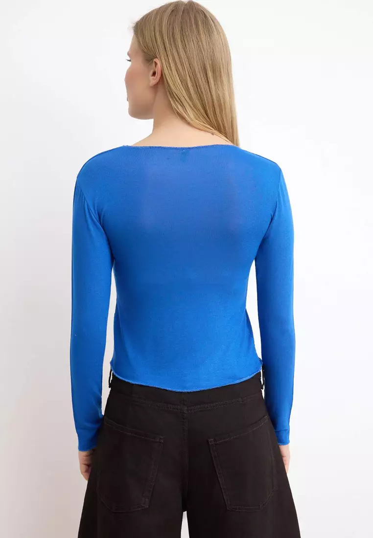 Body-Fitting Knitted Blouse