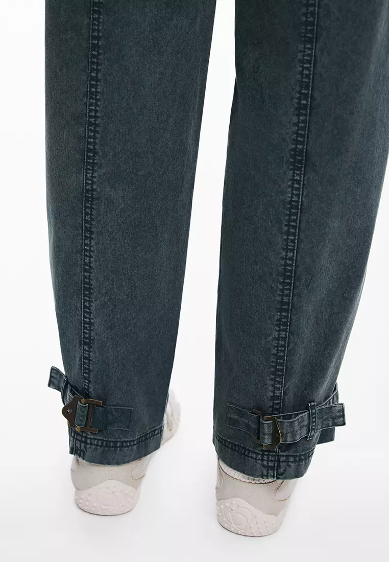 Straight denim pants with seams