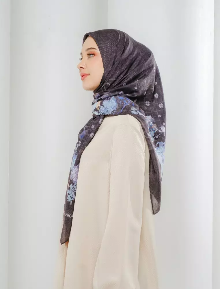 Nadeleine Printed Scarf Black | Hijab Kerudung Segi Empat Motif