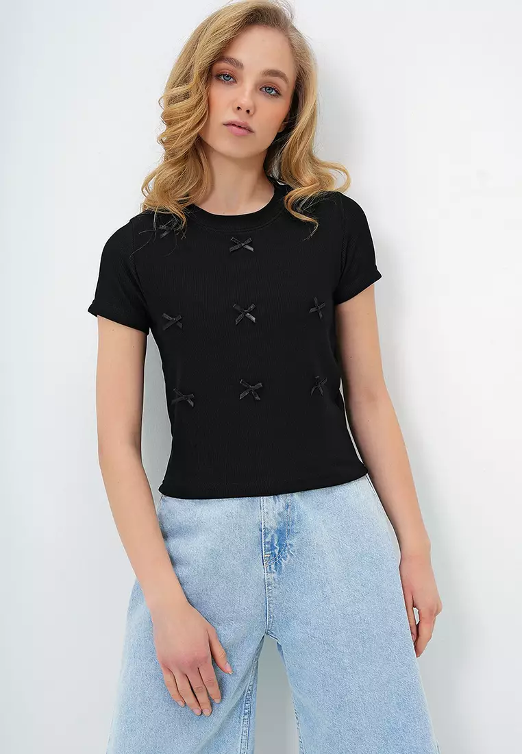 Women's Black Crew Neck Bow Decorated Crop Blouse Alc-X13671