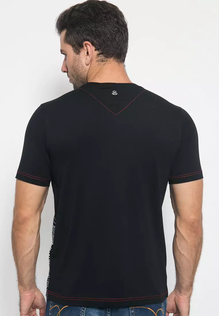 Johnwin - Kaos Casual - Kaos Pria - Kaos Hitam - Kaos Motif Garis - Slim Fit - ATS.622.M328.33.C