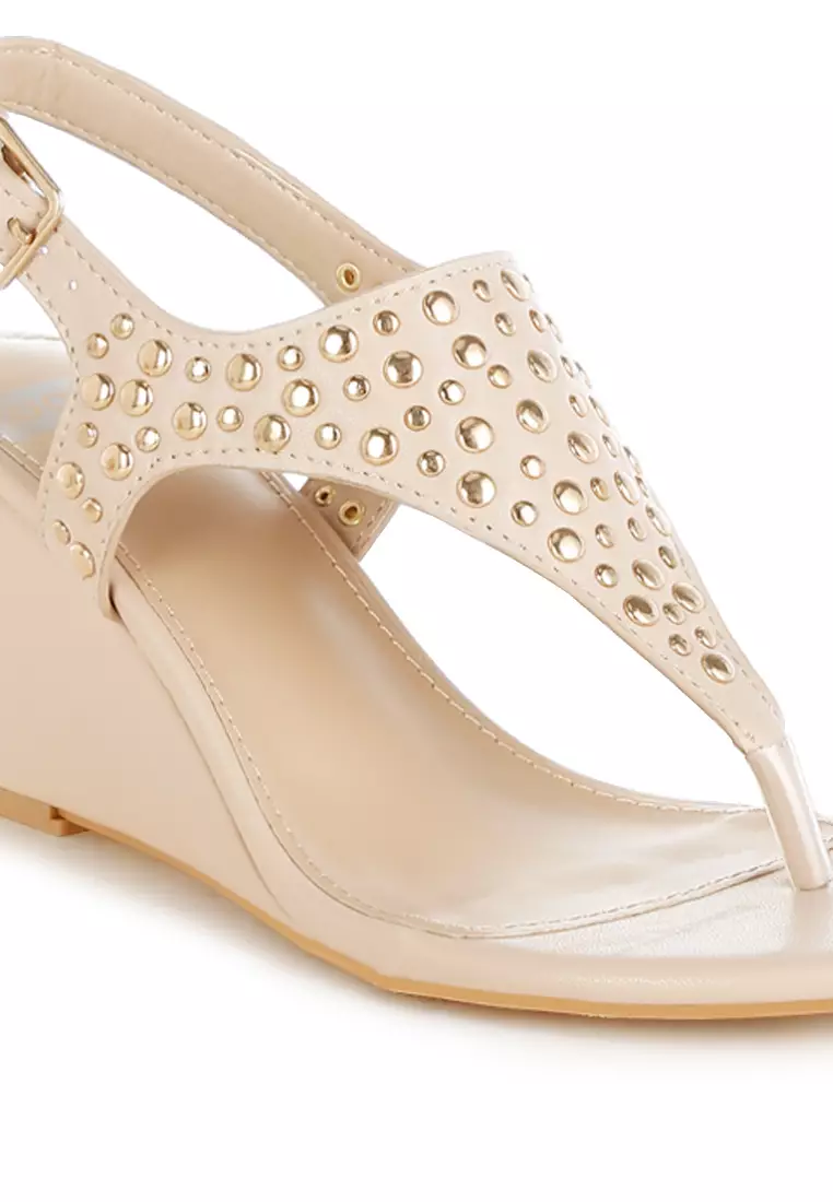 Sepatu wedges bertabur paku dengan ujung bertabur paku warna krem