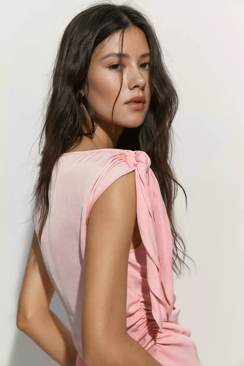 Asymmetric tie-detail top
