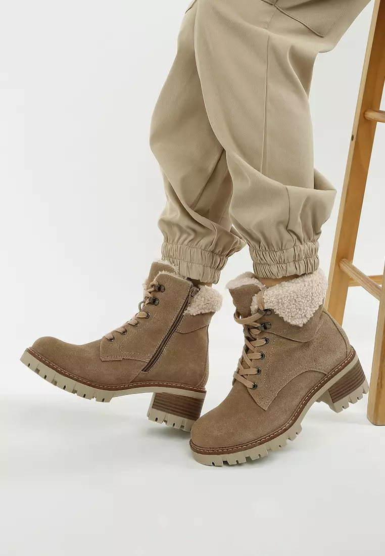 Sepatu bot tebal kerah bulu warna krem
