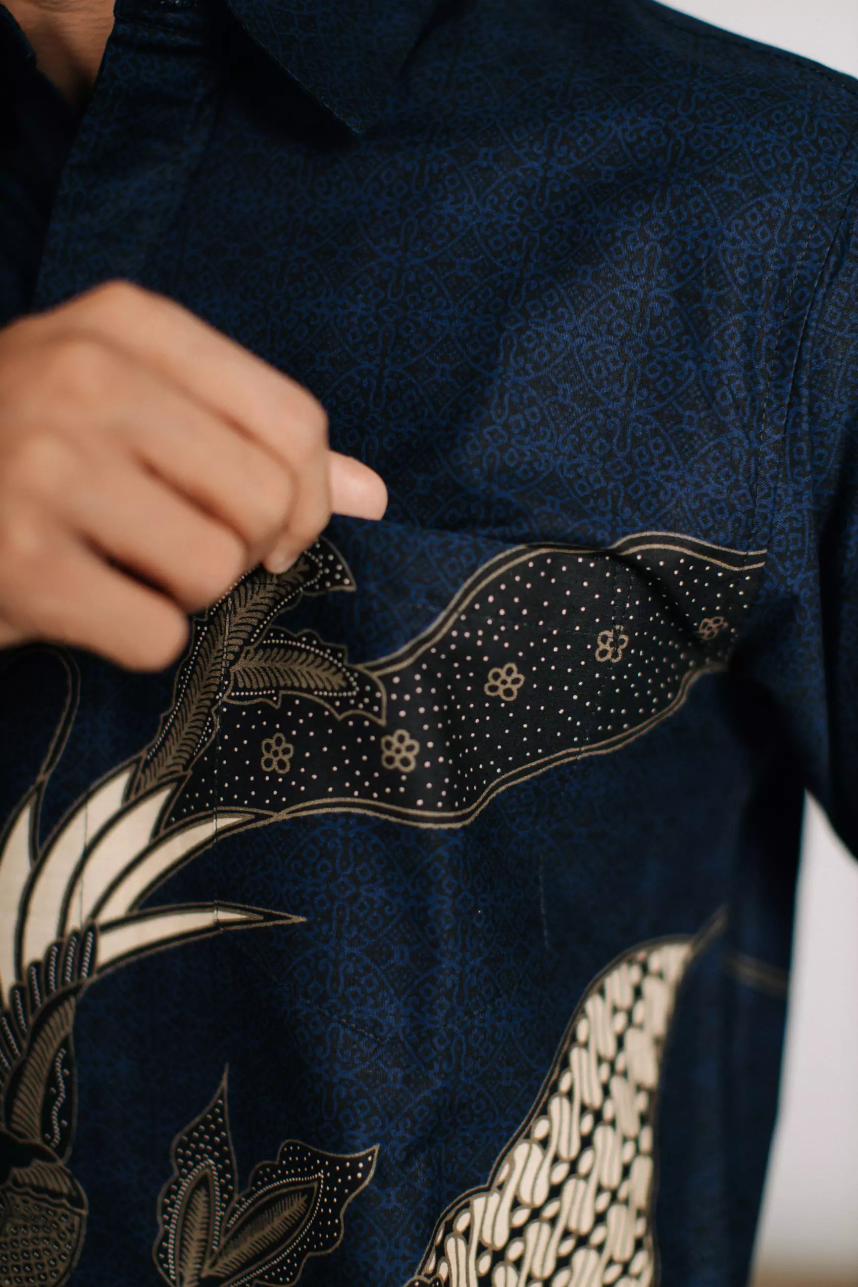 Adyatma Dewangga Navy Kemeja Batik Slim Fit Pria Lengan Panjang Katun