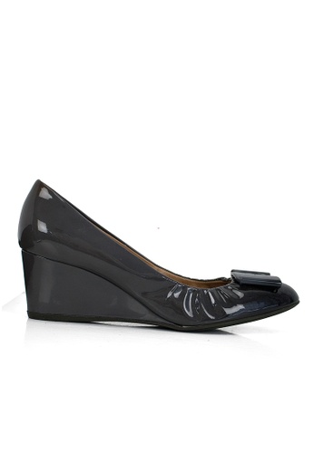 SALVATORE FERRAGAMO 灰色 Pre-Loved Grey patent leather wedge heel pump with grey metal rectangular embellishment on toe. 406D1SH5F4D349GS_1