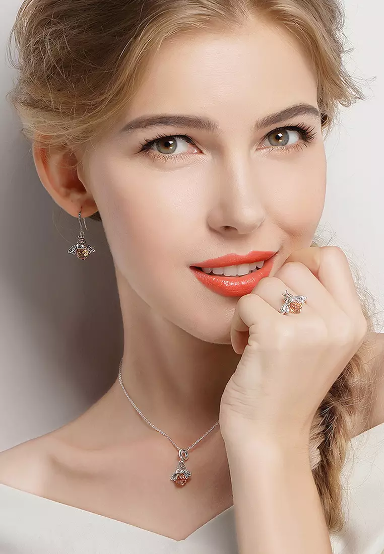 Single Queen Pendant Necklace