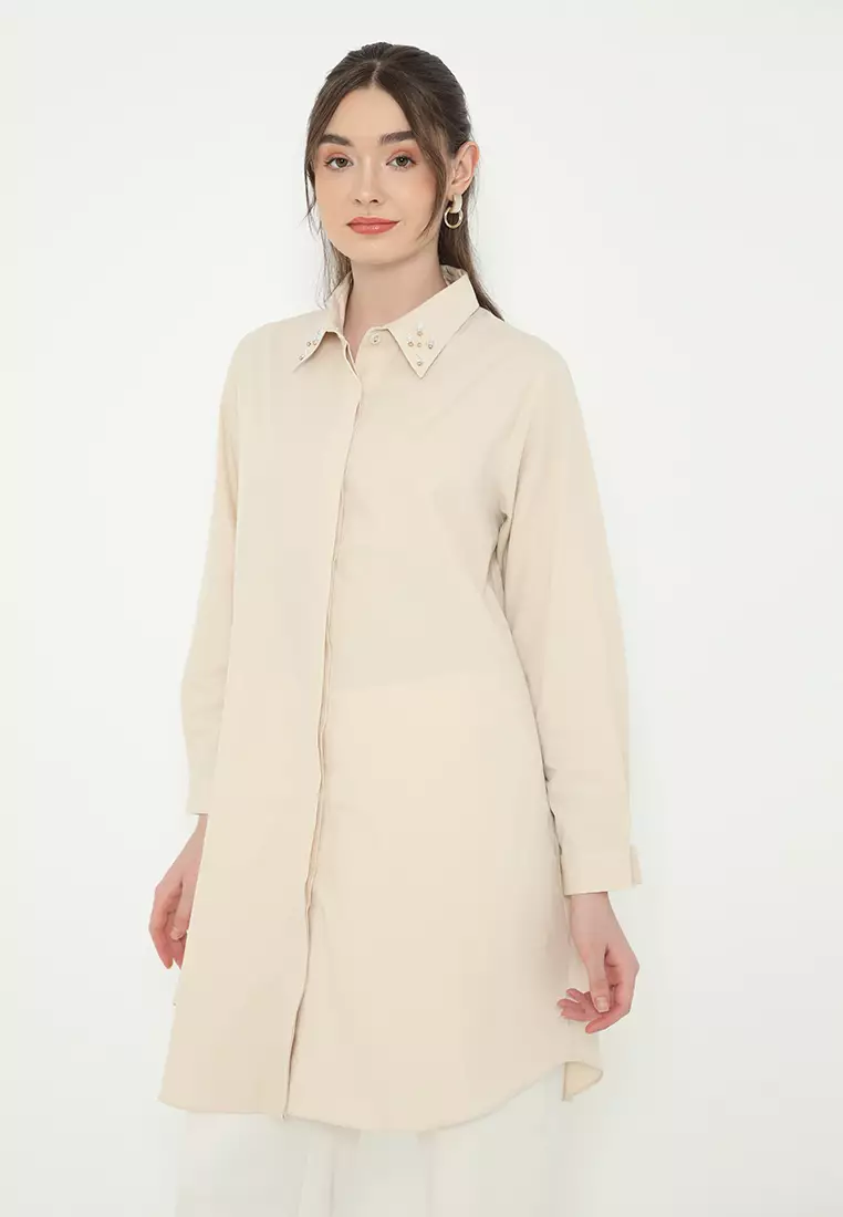 Blondes va brunettes bilan gozal dumba külot, orqa korinishi