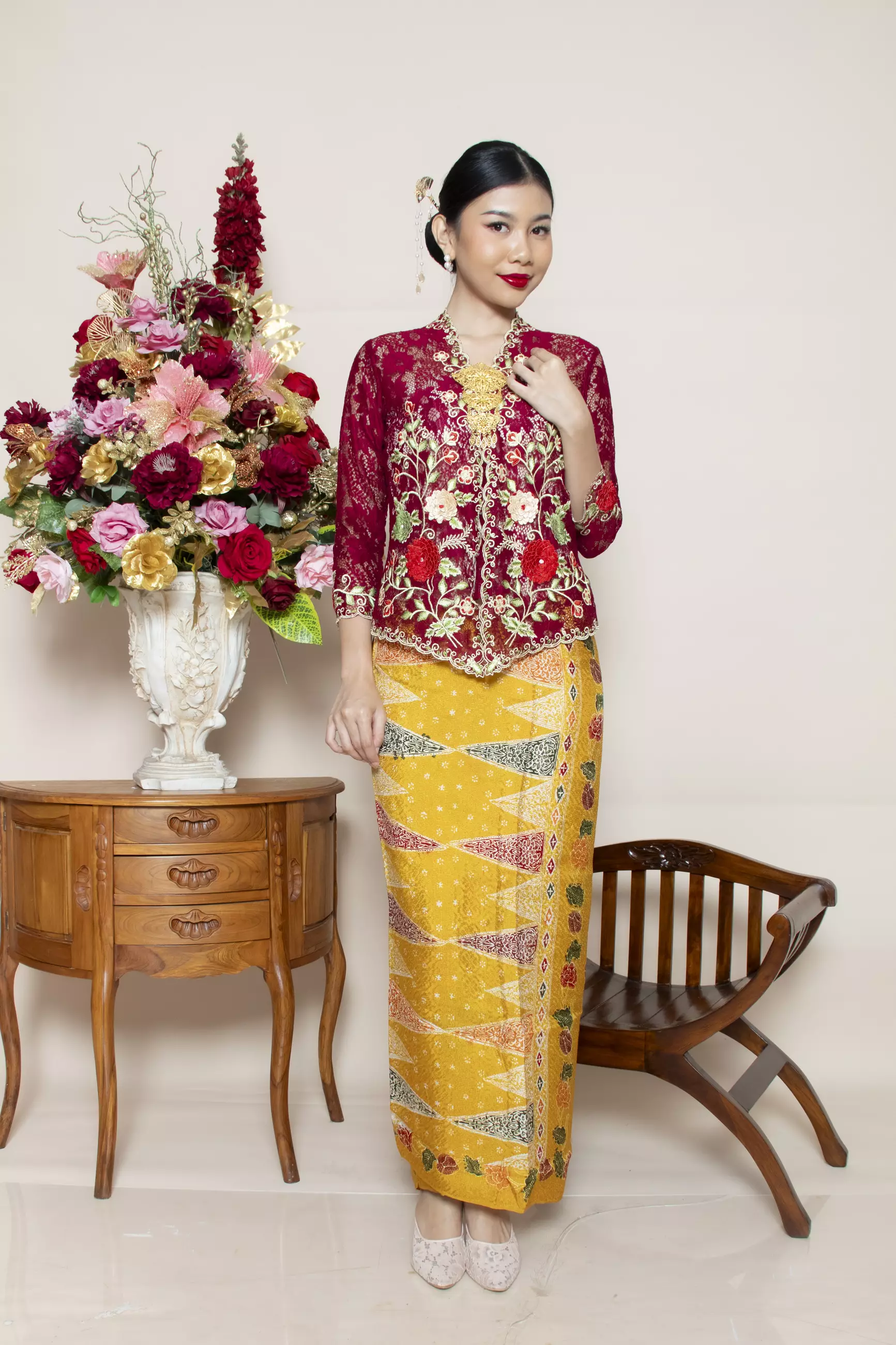 Kebaya Brokat Roses 3 Dimensi in Maroon Color