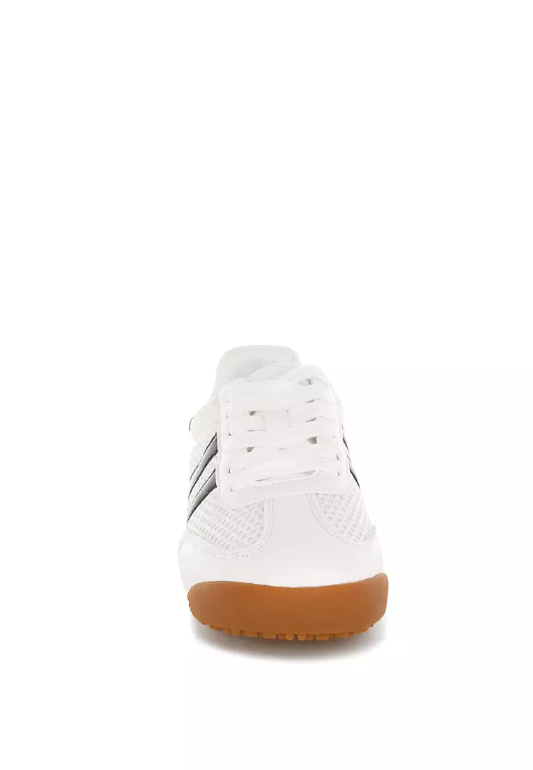 Sepatu Kets Bertali Bergaris Kasual Warna Putih