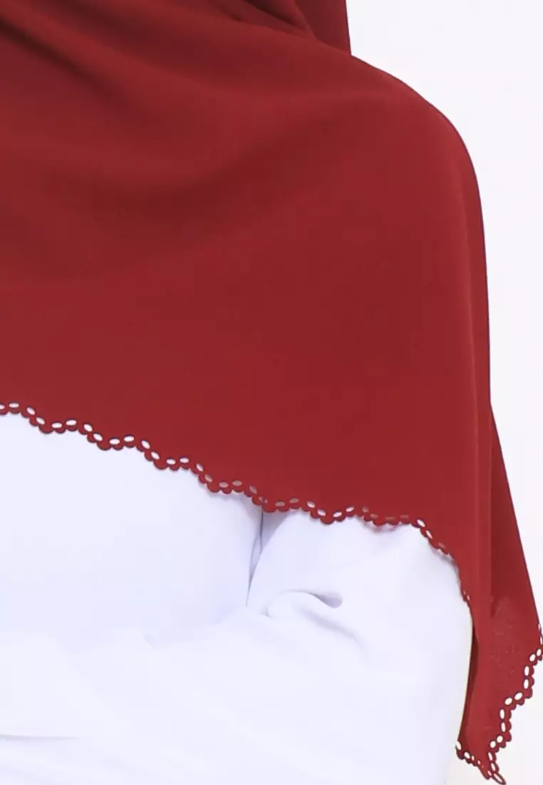 Hijab Segi Empat Lasercut Curly Maroon