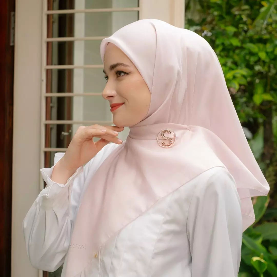 Safiyya Plain Scarf | Hijab | Kerudung | Jilbab Segiempat Light Peach