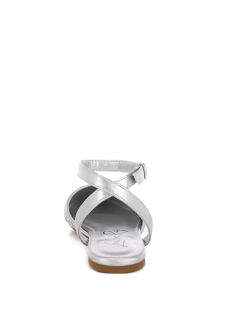 Sandal Datar Detail Lubang Tali Metalik Warna Silver