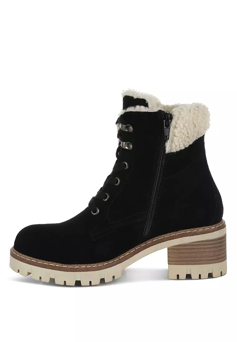 Sepatu bot tebal kerah bulu berwarna hitam