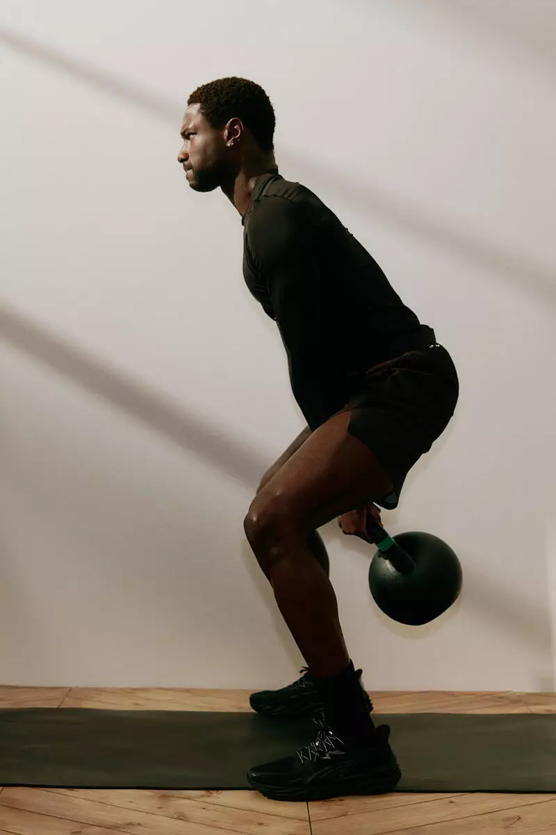 Mid-length sports shorts with DryMove™